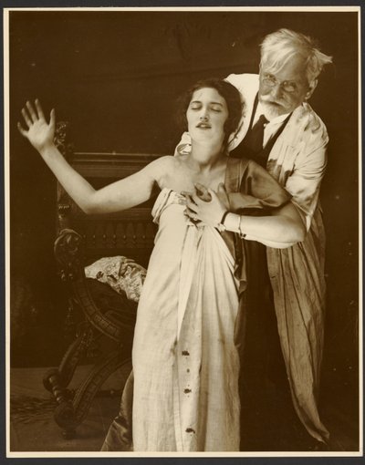 [Alfons Mucha v kostýmu s dcerou Jaroslavou jako modelem pro plakát, "De Forest Phonofilm" první "talkkie" promítaný v kině Bio Adria (Praha), Zbiroh, Čechy] od Alphonse Maria Mucha