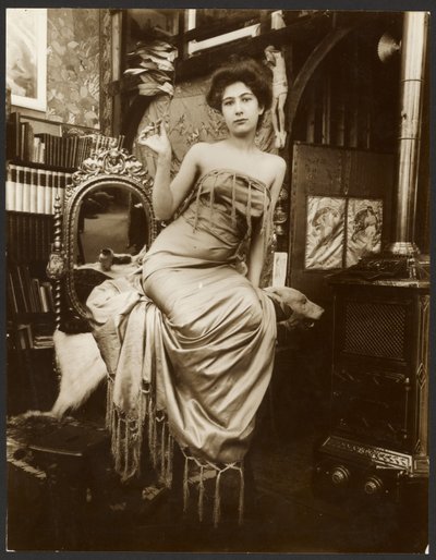 [Modelka držící větvičku vavřínu, Paříž] od Alphonse Maria Mucha