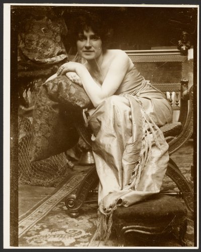 [Modelka pózující pro dekorativní panel "Smaragd", použitý na počátku 30. let 20. století pro několik dalších kreseb a obrazů, Paříž] od Alphonse Maria Mucha