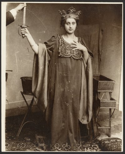 [Modelka s korunou a mečem] od Alphonse Maria Mucha