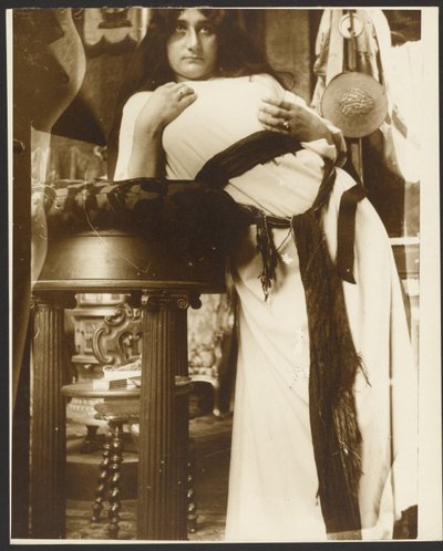 [Ženský model pro ilustraci obrazu Emila Gebharta "Cloches de Noël et de Pâques", Paříž]. od Alphonse Maria Mucha