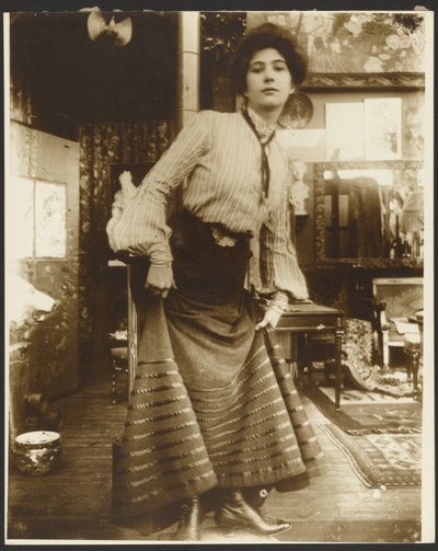 [Modelka v pruhované halence a dlouhých šatech, Paříž] od Alphonse Maria Mucha