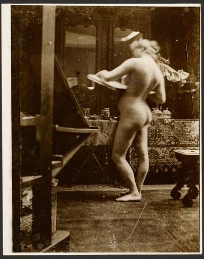 [Modelka stojící ve studiu a držící skicák] od Alphonse Maria Mucha