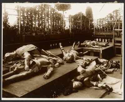 [Šest mužských modelů jako starověcí válečníci ve zbroji předstírající smrt] od Alphonse Maria Mucha