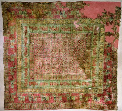 Hromadný koberec zobrazující koně, jezdce, daňky a gryfy, z pazyryských mohyl, 5.–4. století př. n. l. (textil) (podrobnosti viz 165705) od Altaic School