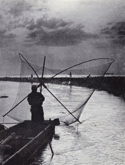 Japonský rybář kreslí svou síť (černobílá fotografie) od American Photographer (after)