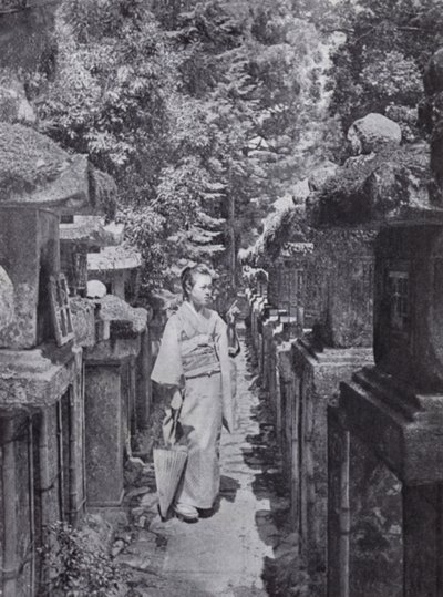 Slušný oddaný počítající kamenné lucerny v Kasuga (černobílá fotografie) od American Photographer (after)