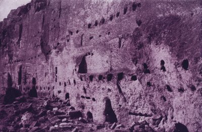 Opuštěné jeskynní obydlí obyvatel útesů, poblíž Espanola (černobílá fotografie) od American Photographer (after)
