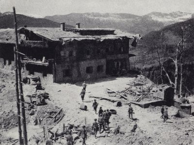 Američtí a francouzští vojáci kontrolují ruiny ústupu nacistického vůdce Adolfa Hitlera v Berchtesgadenu v Bavorských Alpách, druhá světová válka, květen 1945 (čb foto) od American Photographer (after)