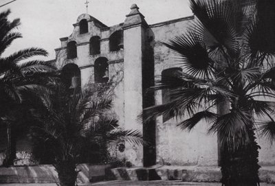 Kalifornie: Bells of Mission San Gabriel, založená v roce 1771, na svazích makových podhůří poblíž Pasadeny (černobílá fotografie) od American Photographer (after)