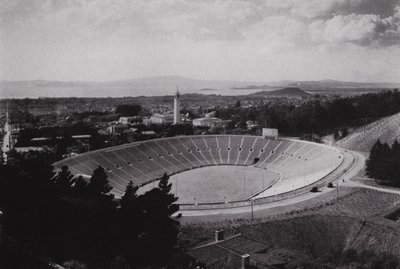 Kalifornie: Berkeley, University of California Memorial Stadium, 75 000 sedadel (č/b foto) od American Photographer (after)