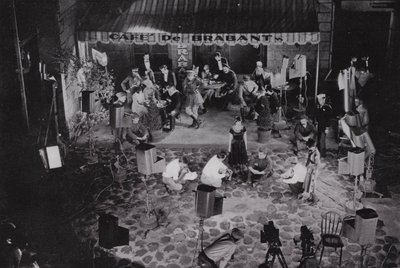 California: Hollywood, „film“ připravovaný v jednom z mnoha filmových studií poblíž Los Angeles (černobílá fotografie) od American Photographer (after)