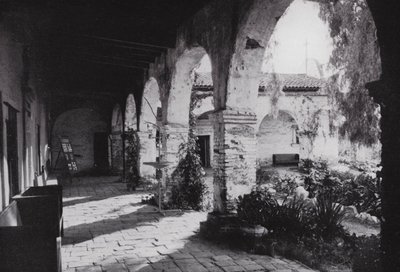 Kalifornie: Mission San Juan Capistrano, založená 1776, jižně od Los Angeles (č/b foto) od American Photographer (after)