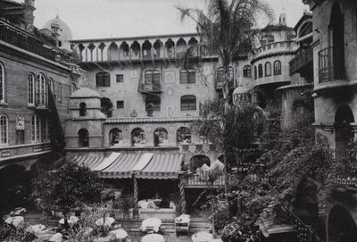 Kalifornie: (čb fotografie): Riverside, Patio Dining Room of the Glenwood Mission Inn (čb fotografie) od American Photographer (after)