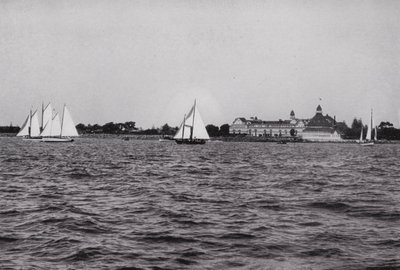 Kalifornie: San Diego, Hotel Del Coronado v zálivu San Diego, jedno z nejoblíbenějších míst pro celoroční zábavu v Kalifornii (černobílá fotografie) od American Photographer (after)