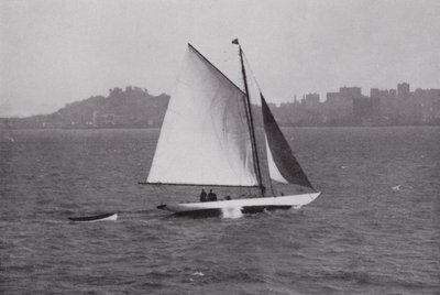 Kalifornie: San Francisco Bay, se siluetou Telegraph Hill a Russian Hill v pozadí (černobílá fotografie) od American Photographer (after)