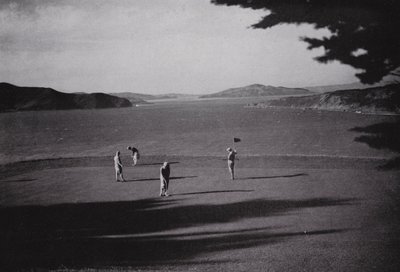 Kalifornie: San Francisco, Lincoln Park, s výhledem na Golden Gate, oceán a město (černobílá fotografie) od American Photographer (after)