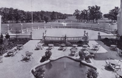 Chicago: Garden Court, Olympia Fields Golf Club (černobílá fotografie) od American Photographer (after)
