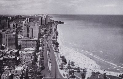 Chicago: Sheridan Road a Oak Street Beach, při pohledu na sever od hotelu Drake (černobílá fotografie) od American Photographer (after)
