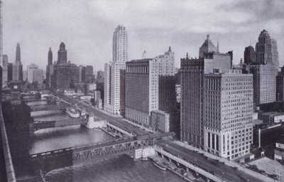 Chicago: Wacker Drive a Chicago River Bridges (černobílá fotografie) od American Photographer (after)