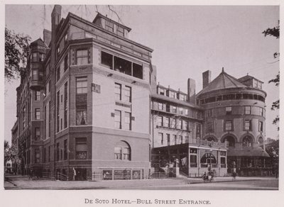 Hotel De Soto, vchod na Bull Street (čb fotografie) od American Photographer (after)