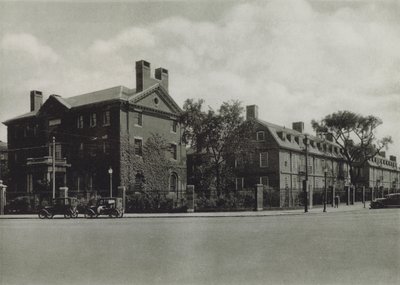Harvardská univerzita: Phillips Brooks House; Sekačka, Ubytovna; Lionel Hall, kolej (č/b foto) od American Photographer (after)