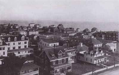 Old Orchard Beach, Maine: Vesnice při pohledu na východ od Old Orchard House (černobílá fotografie) od American Photographer (after)