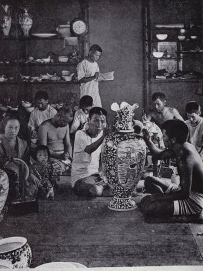Porcelánoví dekoratéři při práci, ve známém Kinkosan Works v Awatě, Kioto (č/b foto) od American Photographer (after)