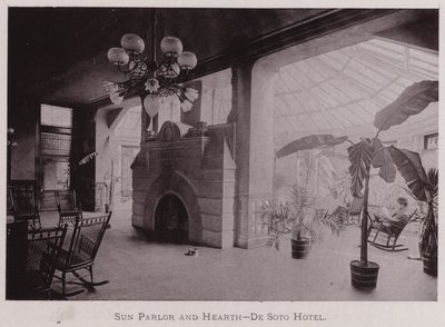 Sluneční salon a krb, De Soto Hotel (černobílá fotografie) od American Photographer (after)