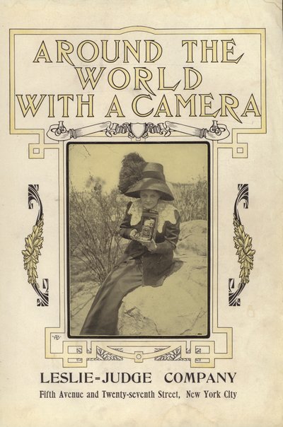 Ilustrace na titulní straně k filmu Cesta kolem světa s fotoaparátem (černobílá fotografie) od American Photographer (after)