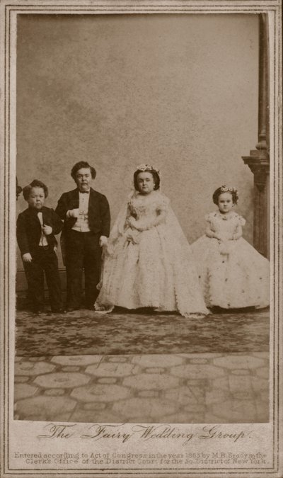 Svatební fotografie Charlese Sherwooda Strattona, amerického baviče známého jako generál Tom Thumb, a jeho manželky Lavinie Warrenové od American Photographer (after)
