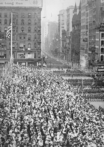 Divize Spojených států defiluje New Yorkem na cestě do výcvikového tábora před službou ve Francii od American Photographer