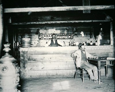 Salon v Albany County, Wyoming, kolem roku 1890 (černobílá fotografie) od American Photographer