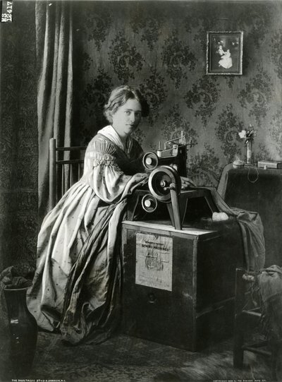 Reklama na patentované šicí stroje Singers, 1899 od American Photographer