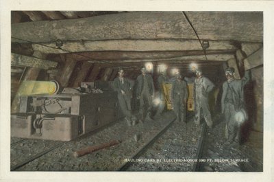 Americká těžba uhlí: Tažení vozů elektromotorem 1000 stop pod povrchem (barevné foto) od American Photographer