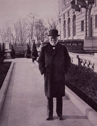 Andrew Carnegie před svým sídlem na Fifth Avenue v New Yorku od American Photographer