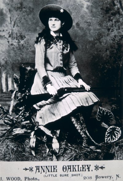 Annie Oakley (1860-1926) (černobílá fotografie) od American Photographer