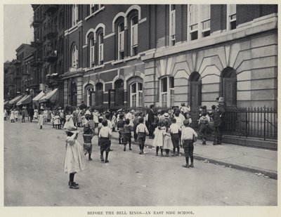 Než zazvoní zvonek, škola v East Side (černobílá fotografie) od American Photographer