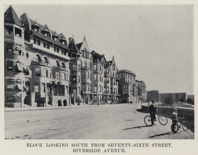 Blok při pohledu na jih ze Sedmdesáté šesté ulice, Riverside Avenue (černobílá fotografie) od American Photographer
