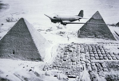 C-47 letící nad egyptskými pyramidami od American Photographer