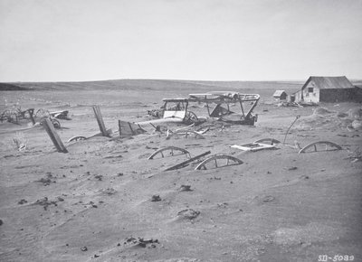 Auto a zemědělské stroje pohřbené prachem a pískem, Dallas, Jižní Dakota od American Photographer