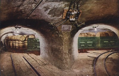 Chicago: Podzemní tunel na křižovatce ulic, naložené nákladní vozy (barevné foto) od American Photographer