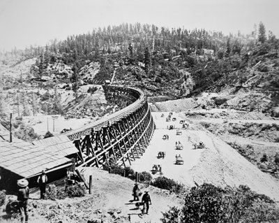 Čínští dělníci pracující na kozlíkovém mostě na západním svahu pohoří Sierra Nevada od American Photographer