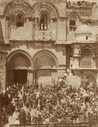 Kostel Božího hrobu, Jeruzalém, s nádvořím přeplněným poutníky shromážděnými na Velikonoce, 1898-1911 od American Photographer