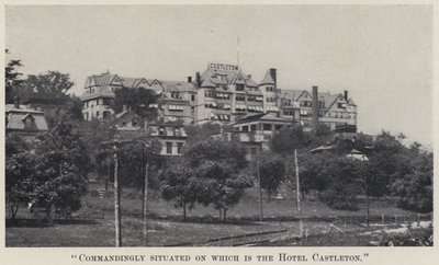"Velitelně umístěný na kterém je hotel Castleton" (černobílá fotografie) od American Photographer