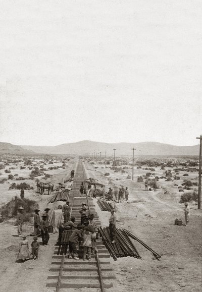 Stavba v roce 1869 Central Pacific Railways - Nevada - Dělníci staví železniční tratě Central Pacific Company, aby postavili první severoamerickou transkontinentální železnici. (Central Pacific Railroad Company) od American Photographer