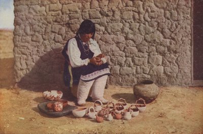 Zdobení keramiky, Pueblo of Isleta, Nové Mexiko (kolorovaná fotografie) od American Photographer