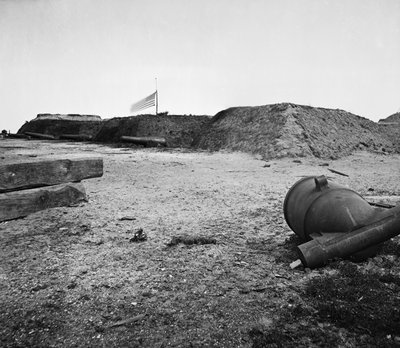 Vyřazený minomet Konfederace v opuštěné Fort Johnson, Charleston Harbor, Jižní Karolína od American Photographer