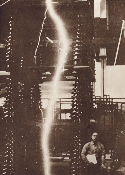 Výboj umělého blesku z generátoru o napětí pět milionů voltů (čb fotografie) od American Photographer