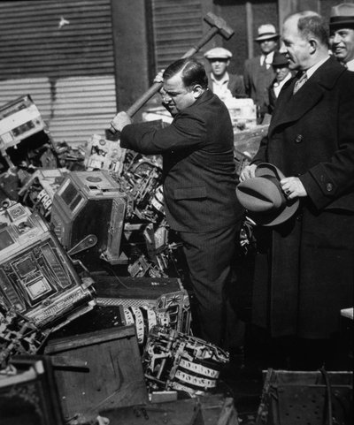 Fiorello La Guardia (1882-1947) rozbíjející zabavené hrací automaty od American Photographer